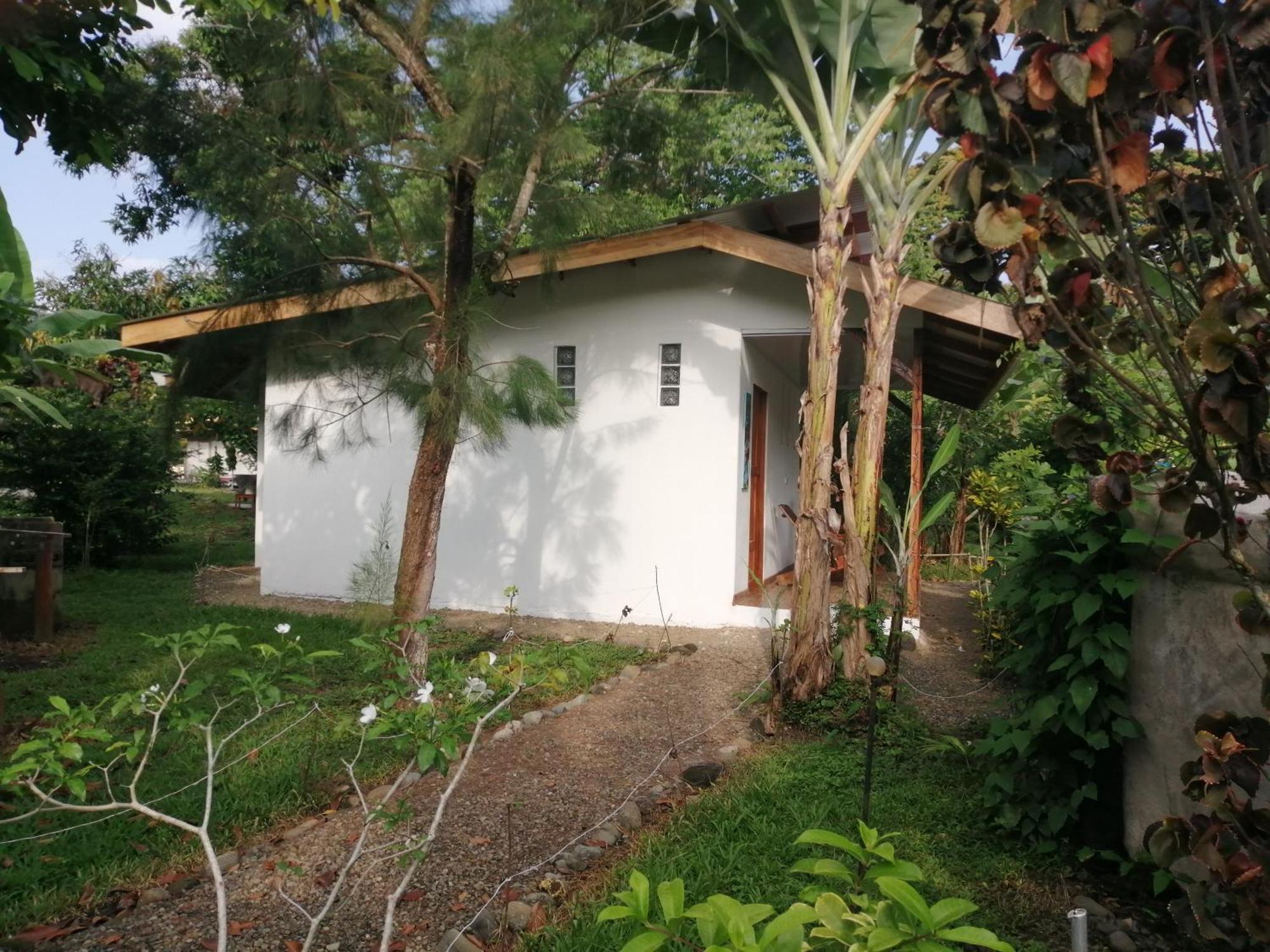 Cabinas Los Tucanes Cahuita Esterno foto