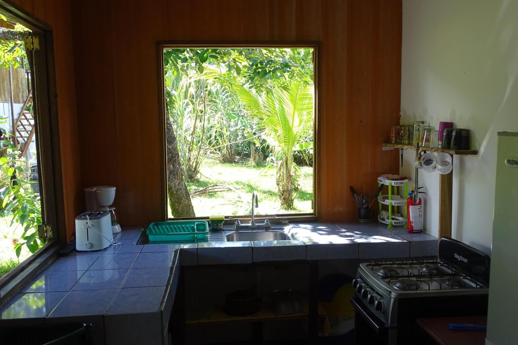 Cabinas Los Tucanes Cahuita Esterno foto