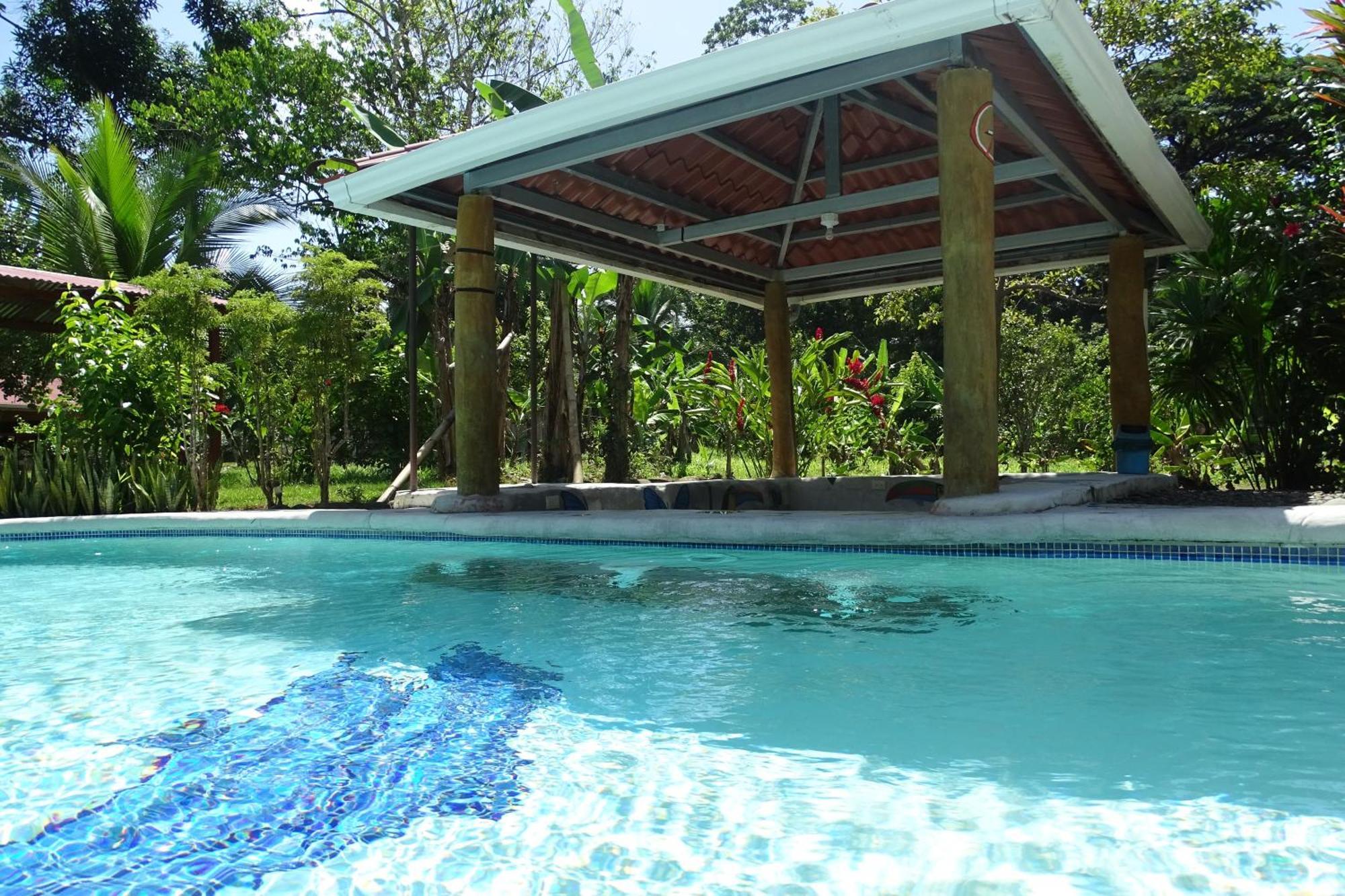 Cabinas Los Tucanes Cahuita Esterno foto