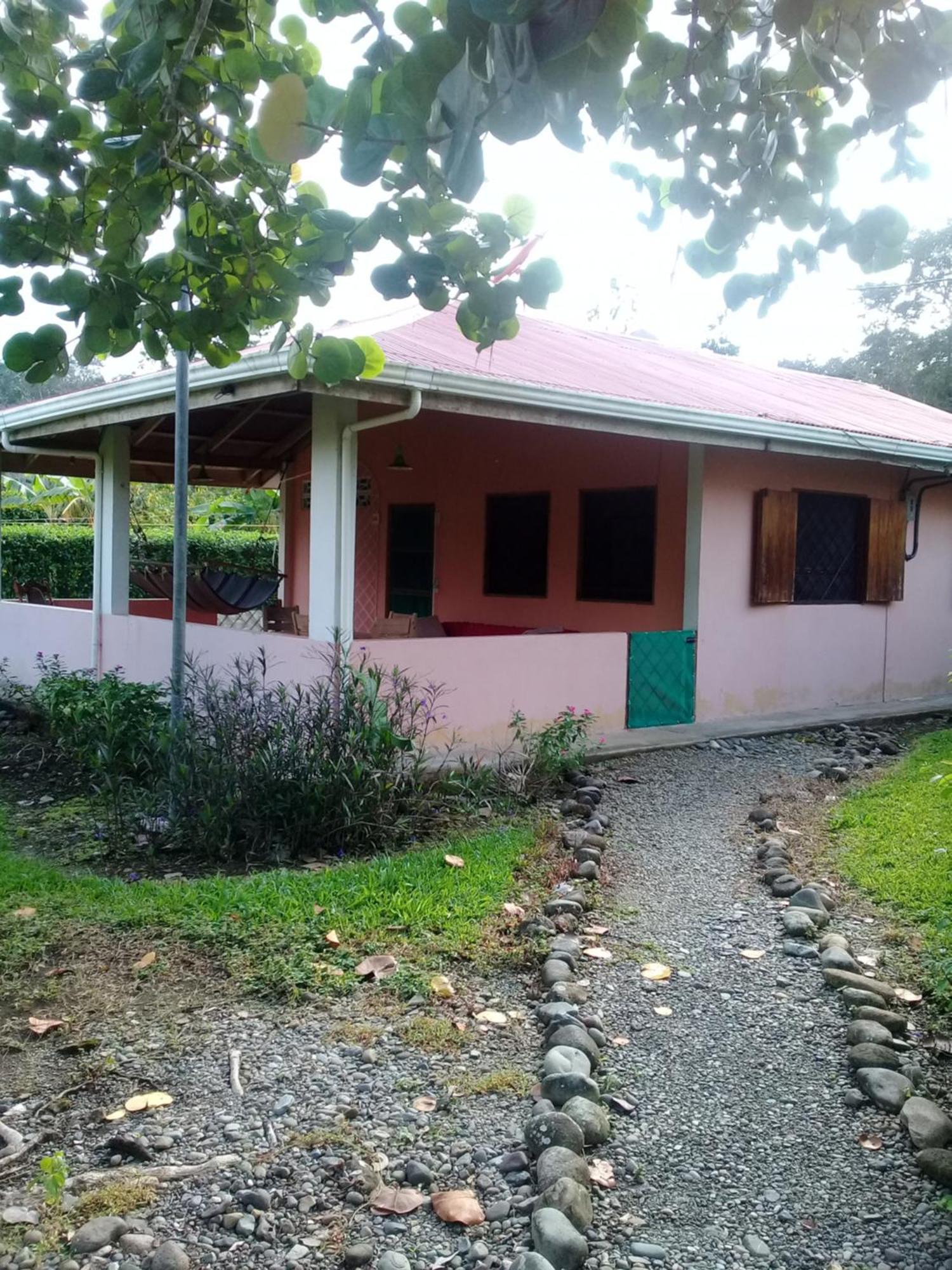 Cabinas Los Tucanes Cahuita Esterno foto