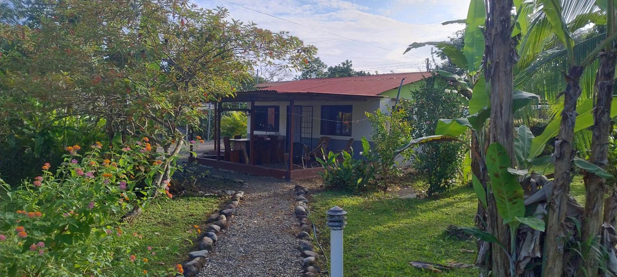 Cabinas Los Tucanes Cahuita Esterno foto